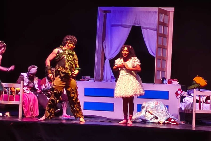 Peter Pan encanta alunos da rede municipal em espetáculo no Teatro Municipal de Bebedouro